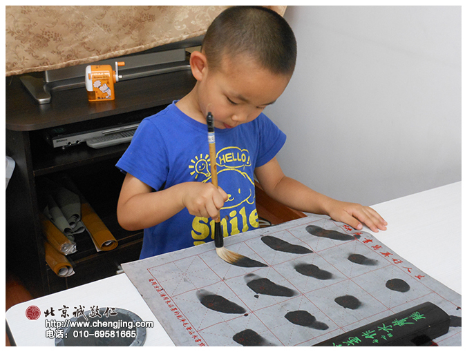 對(duì)于剛?cè)雽W(xué)的孩童，先從認(rèn)識(shí)文房四寶，用水寫帛開始，