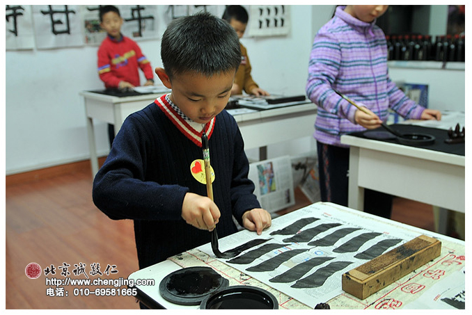 
通過一年的學(xué)習(xí)，優(yōu)優(yōu)已經(jīng)掌握了很多基本筆畫的寫法，
毛筆也在他的小手中運(yùn)用的更嫻熟了。在專注體會(huì)筆毛走勢(shì)的同時(shí)，
小小的心靈也隨之靜了下來，注意力也更加集中了。