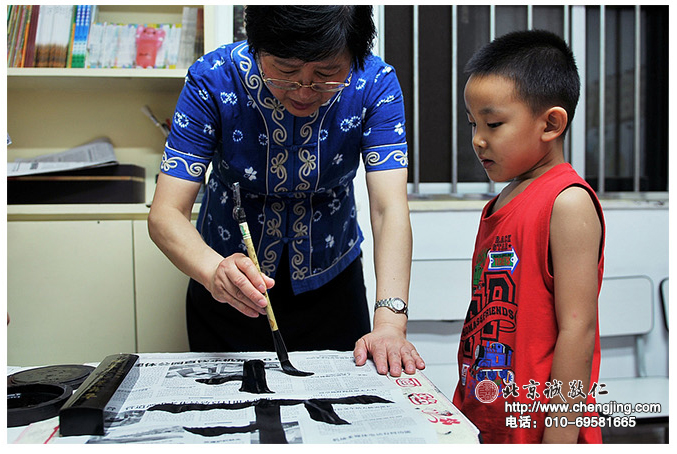 楊老師親臨書法課堂，性格開朗的優(yōu)優(yōu)都會(huì)主動(dòng)恭請(qǐng)楊老師做示范。