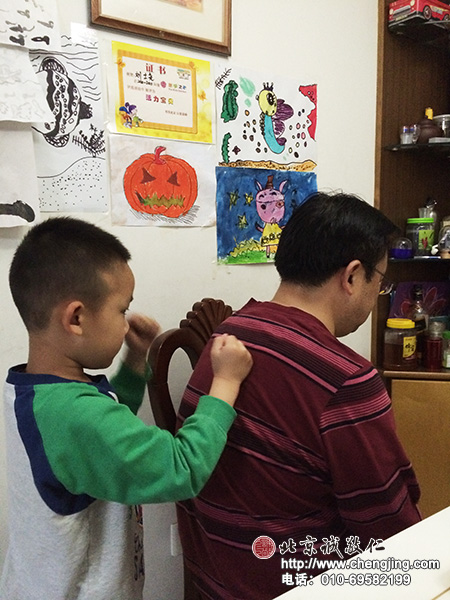 優(yōu)優(yōu)在給爸爸捶背