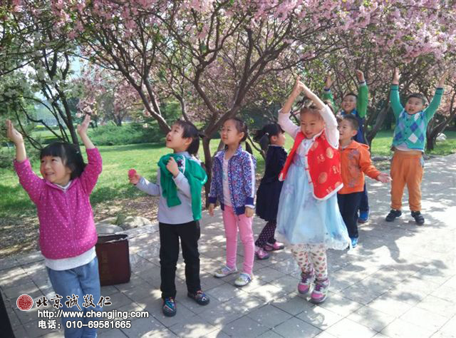 老師引導我們觀察大自然，她是我們最好的老師。