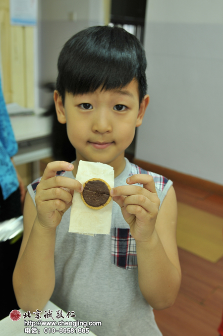 點心真香，有些不舍得自己吃，打算把美味點心留給媽媽。 