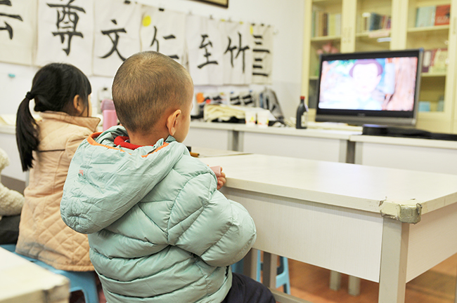 喊口令既鍛煉了孩子的膽量，更學(xué)會了如何發(fā)出洪亮莊嚴(yán)的聲音。星星學(xué)起來很是認(rèn)真專注。