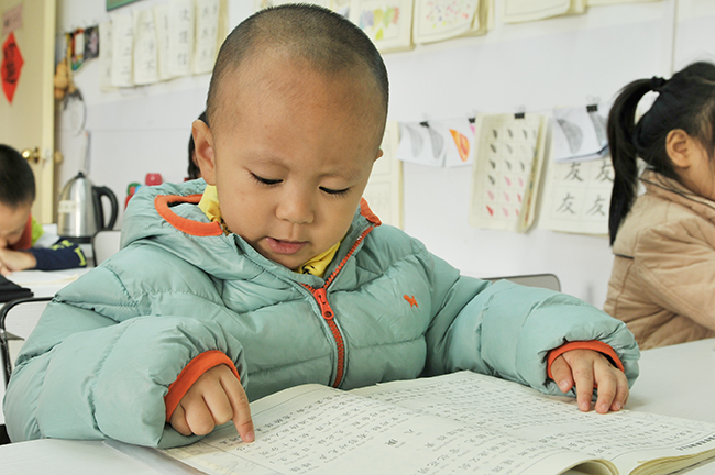 星星正在「金手指指讀」呢，好想回到小時候也體驗(yàn)一番