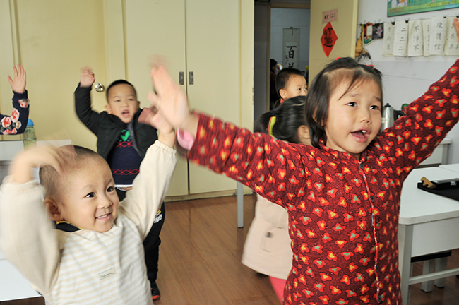 喊口令既鍛煉了孩子的膽量，更學(xué)會了如何發(fā)出洪亮莊嚴(yán)的聲音。星星學(xué)起來很是認(rèn)真專注。