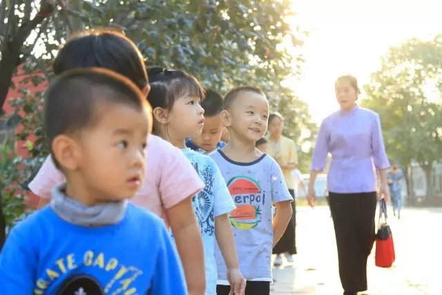 小朋友排隊準備用晚餐