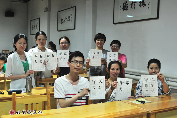 福建團隊展示定心描紅作品。