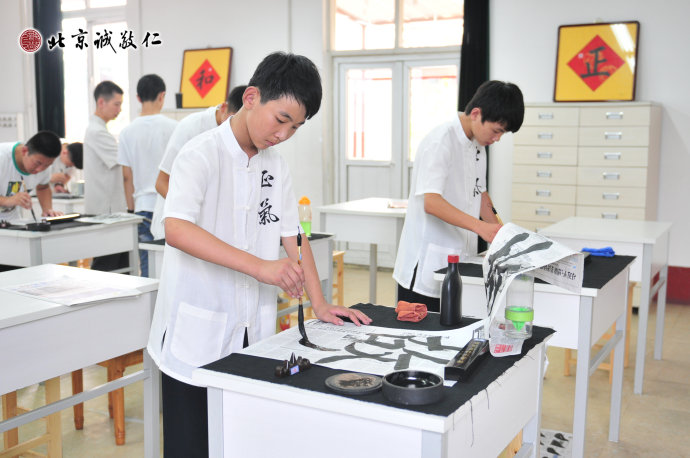 學員專注習練書法