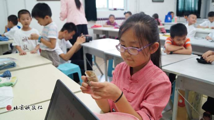 很認真細心的小學妹