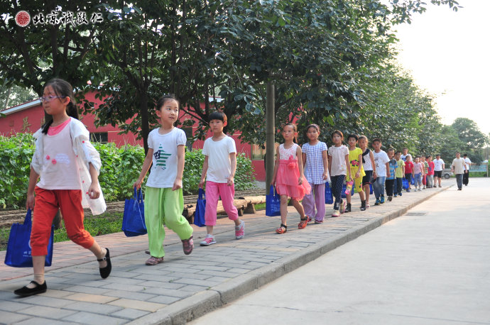 我們排隊去用餐