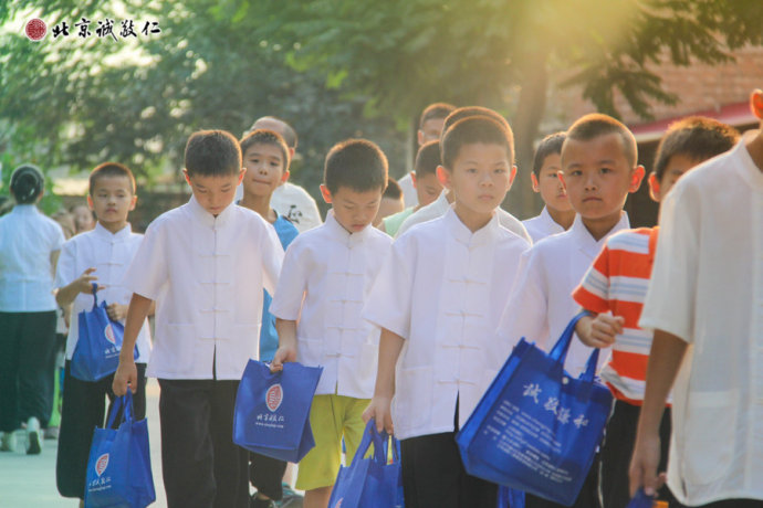 用餐時刻，美好時光；身著唐服的小學員，多了一份儒雅