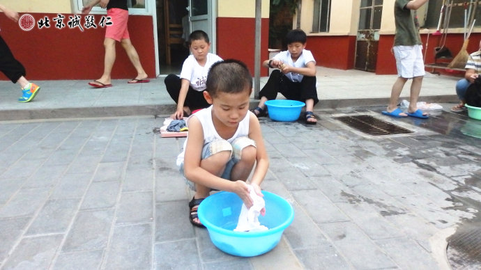 小學員學習洗衣服