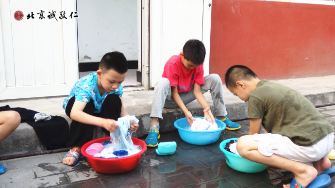 小學員認真洗衣服