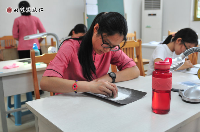 玉不琢，不成器；學員練習磨印章。