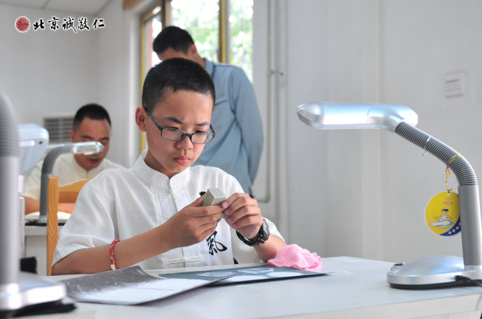 學員檢查印章的平整度