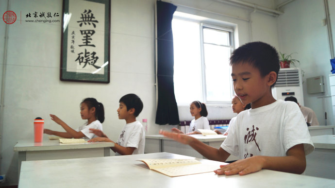 少兒班快樂讀經(jīng)，從規(guī)律的節(jié)奏感受語(yǔ)言音律