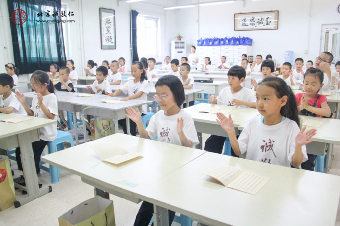 少兒班快樂讀經(jīng)，從規(guī)律的節(jié)奏感受語(yǔ)言音律