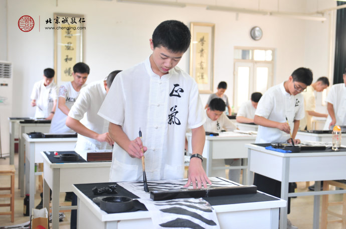 書書法課堂，正氣唐服，盡顯男兒本色