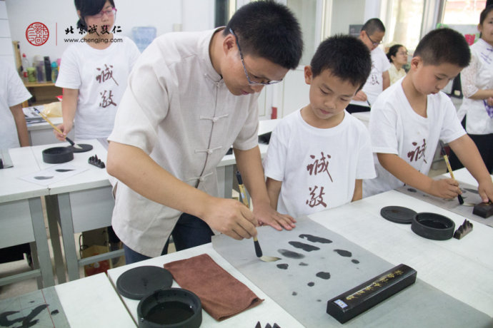 
書法老師指導(dǎo)學(xué)員永字八法基本筆畫