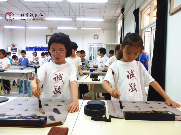 少兒班學(xué)員練習(xí)無(wú)墨書法