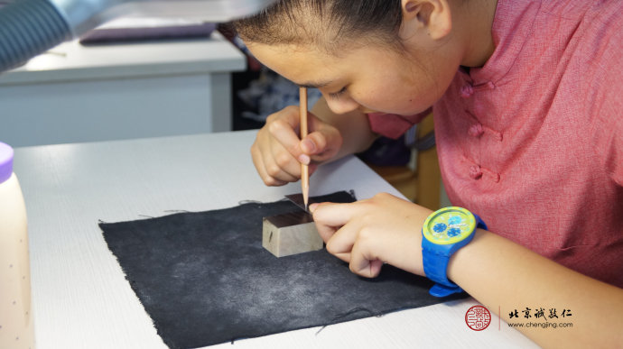 篆刻班學(xué)員進(jìn)行圖案設(shè)計(jì)