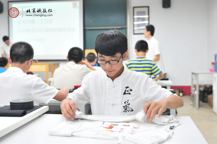 
七分德，三分藝；品德教育貴在落實(shí)在生活中。