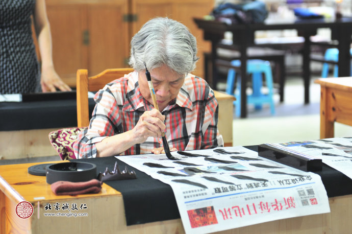 雖已銀絲兩鬢，人生的精彩來(lái)自不懈的耕耘。