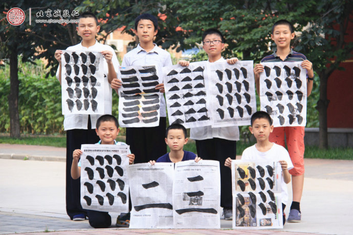 
學(xué)習(xí)如何倒墨汁，培養(yǎng)良好的習(xí)書(shū)習(xí)慣
