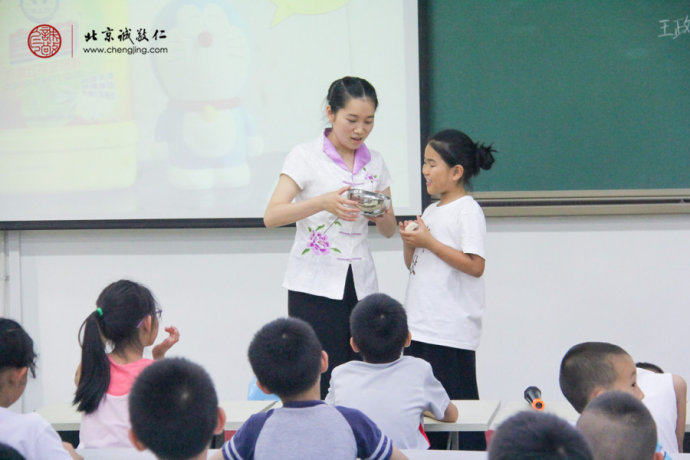 少兒班老師指導(dǎo)學(xué)員怎樣清潔餐具