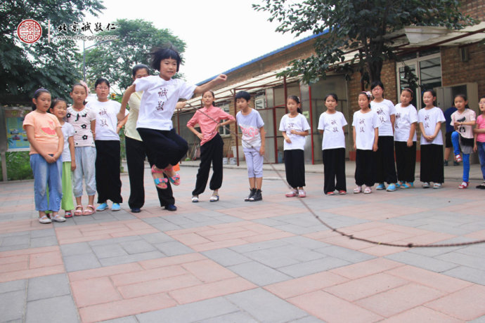 
課間活動(dòng)豐富多彩充滿歡樂(lè)