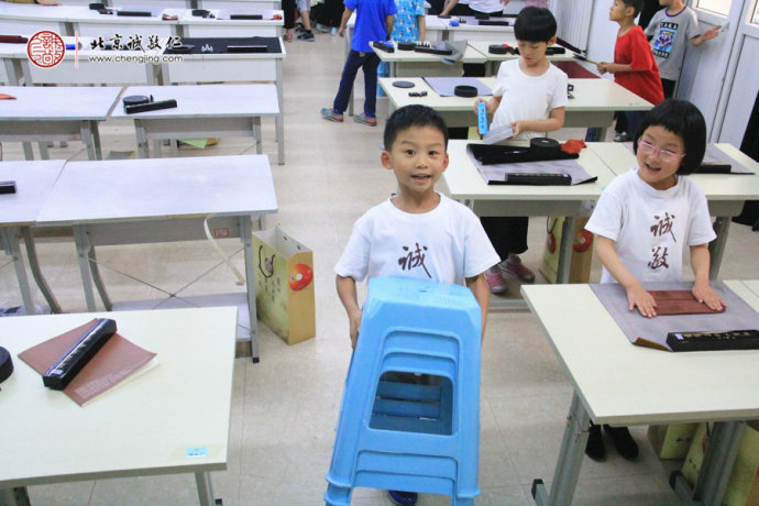 
一天的課程結(jié)束了，大家一起整理教室衛(wèi)生