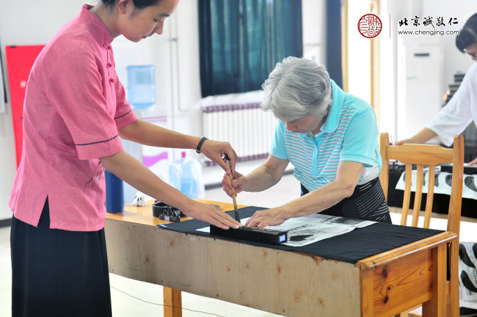 最年長的學(xué)員74歲，克服年齡和身體的障礙，學(xué)者當(dāng)如斯！