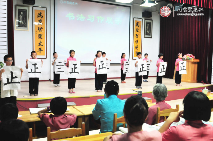  
多元德藝夏令營第一期結營儀式上，少兒班學員展示書法習作。
多元德藝教學法以藝載道，帶給學員身心和諧、德藝兼修的教育成效。