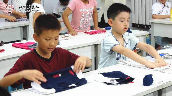 學員認真學習整理內務