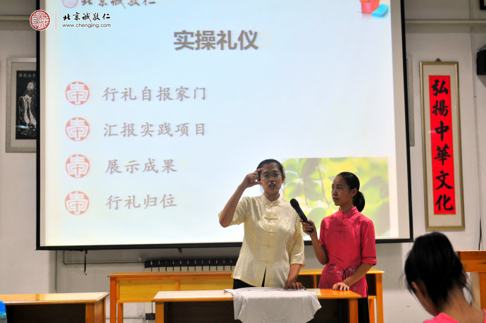 生活老師指導日常禮儀與內務整理