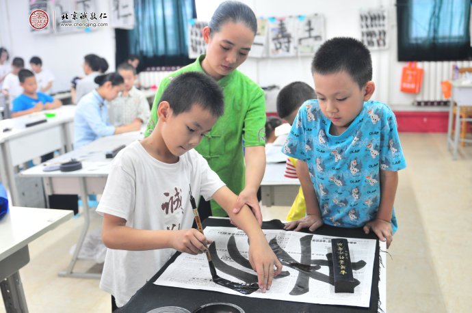 書法老師指導學員正確姿勢