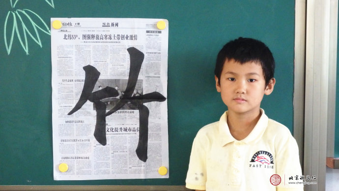 
書法老師指導學員基本筆法