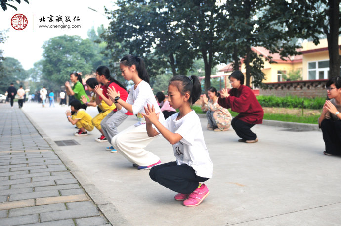 太極拳練習「泰山升氣」，鍛煉體格，培養毅力。