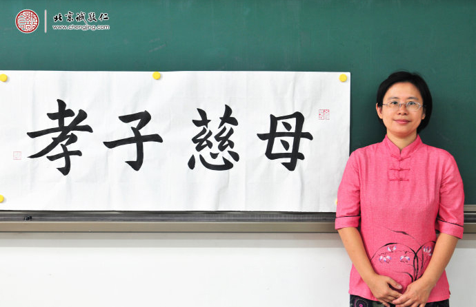 陳女士，老學(xué)員，祖孫三代第二次參加暑期書(shū)法學(xué)習(xí)，書(shū)法習(xí)作展示