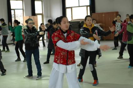 清晨，老師帶領大家體驗太極