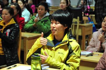 課間，大家一起分享快樂手語