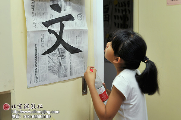 仔細觀察每一筆字的結(jié)構(gòu)也是學(xué)習(xí)書法的重點，通常孩子們不放過休息時間認真觀摩。