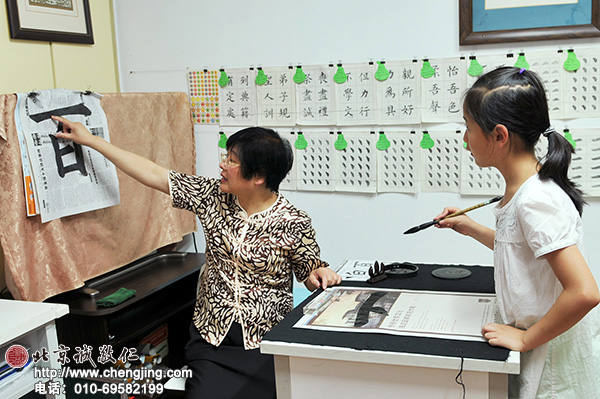 楊老師的指導(dǎo)非常細致，通常都是要將筆畫每個階段的運筆分析透徹，孩子聽得明明白白方可。