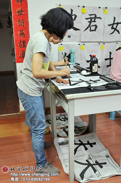 站樁書寫可以將全身的力量調(diào)動到筆端，寫出來的字非常有力道。這也是楊氏筆法的特色之一。