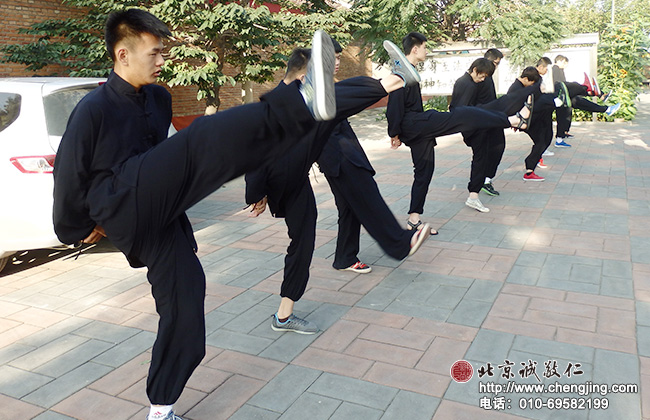 踢腿功夫不錯(cuò)！