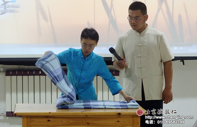 學(xué)習(xí)整理內(nèi)務(wù)，培養(yǎng)獨(dú)立的生活能力；多種疊被子的方法吸引了學(xué)員的學(xué)習(xí)興趣。從今天開始，內(nèi)務(wù)整理是重要的一課。