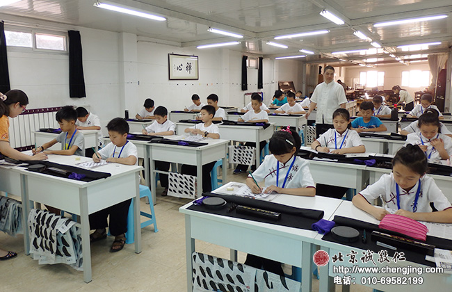 整潔明亮的教室，書法二班的學(xué)員學(xué)習(xí)定心描紅。