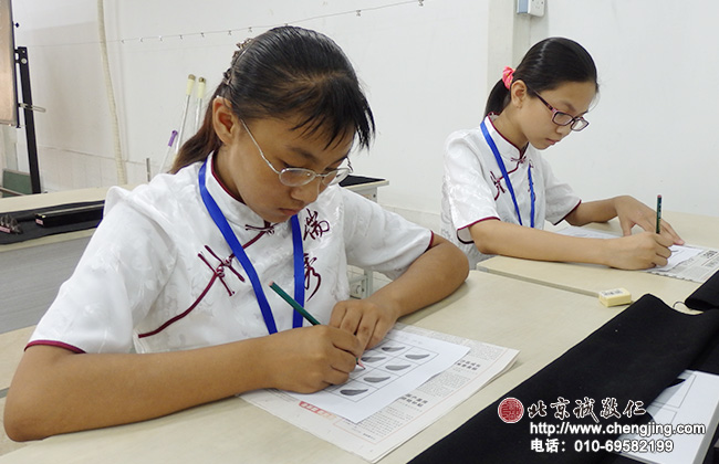 定心描紅簡(jiǎn)單易學(xué)；是青少年克服浮躁的良好方法。在比劃的細(xì)致耐心的描劃中，心境回歸平靜。