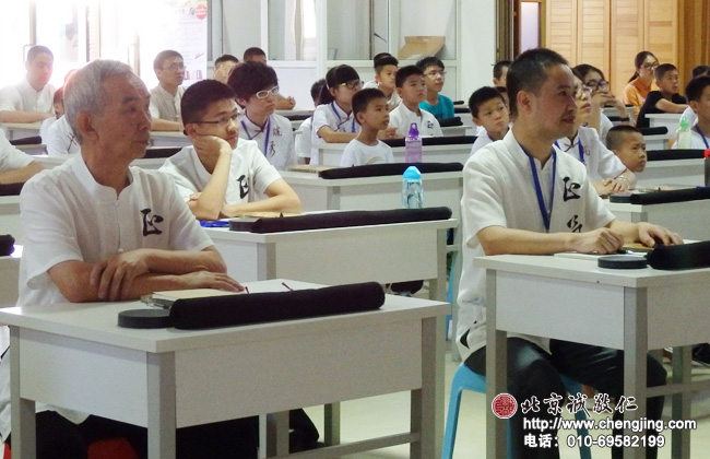 學(xué)員中最長(zhǎng)者年齡70余歲；孝順的子女利用暑假送父親來(lái)小院學(xué)習(xí)傳統(tǒng)文化書法藝術(shù)，度過(guò)心安神寧的快樂(lè)時(shí)光。