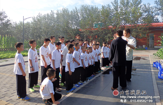 書法二班多是10歲左右的小朋友；晨練時(shí)光，修心養(yǎng)生的的太極藝術(shù)吸引了小學(xué)員們。